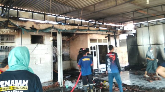 					Petugas Damkar Sinjai Berjibaku Padamkan Api. [Foto: Ist]