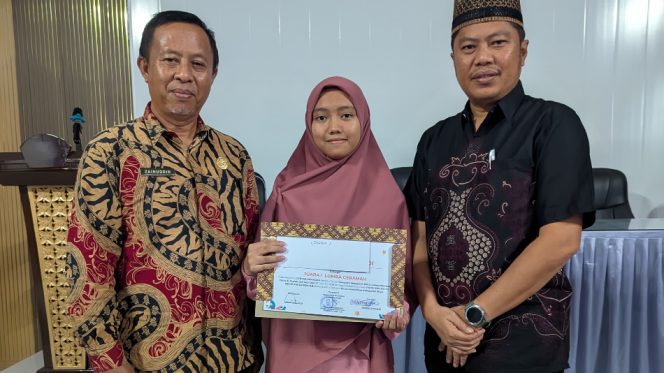 					Kepsek UPTD SMPN 23 Sinjai mendampingi Faida Sahida Suardi Saat Penerimaan Hadiah dan Penghargaan. [Foto: Ist]