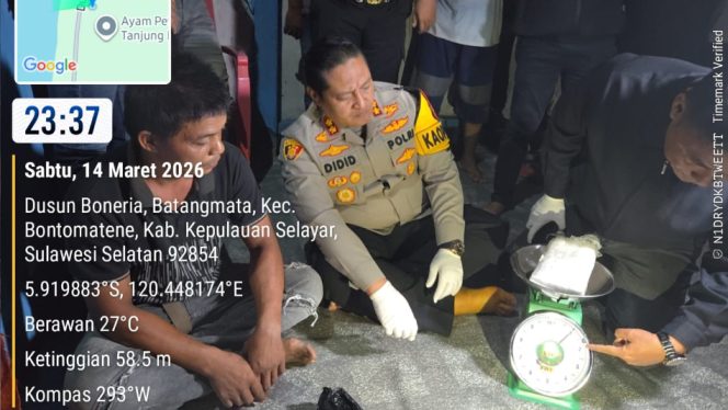 					Kapolres Selayar AKBP Didid Imawan Kembali Amankan Paket Diduga Narkoba Jenis Kokain yang Ditemukan Warga. [Foto: Ist]
