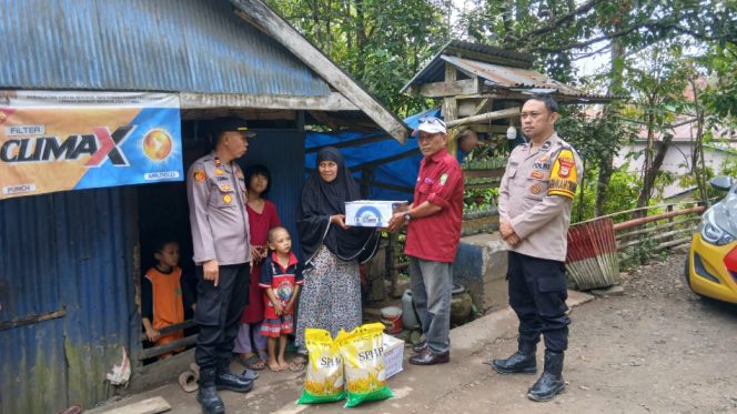					Penyerahan Paket Bantuan Sembako kepada Warga Kurang Mampu di Kecamatan Sinjai Tengah. [Foto: Ist/ SMSI Sinjai]