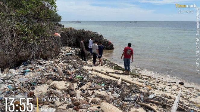 					Polisi Bersama Warga Mendatangi TKP Penemuan Paket Diduga Berisi Narkoba Jenis Kokain. [Foto: Ist]