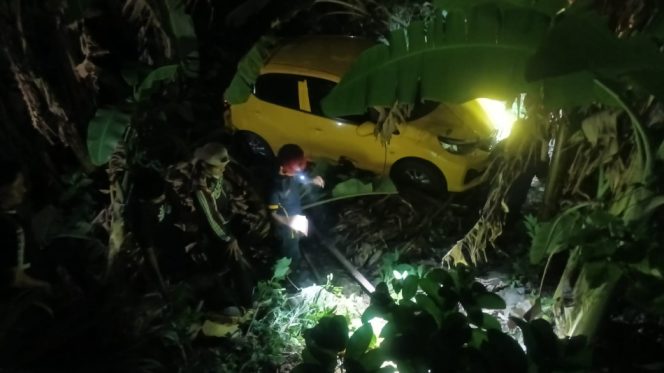 					Kendaraan Yang Masih Berada Di Dalam Jurang Dangkal Pinggir Jalan. [Foto: Berita.News/ Wahyu]