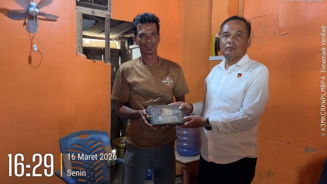 					Warga Menyerahkan Paket Diduga Berisi Narkoba Jenis Kokain ke Kasat Resnarkoba Polres Kepulauan Selayar AKP Suhardiman. [Foto: Ist/ Humas]