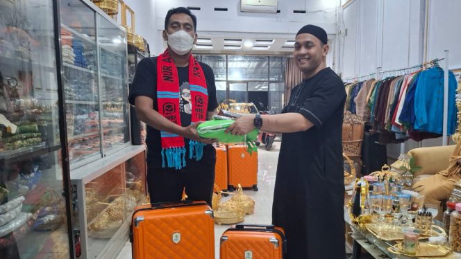 					H. Hamiruddin Menyerahkan Koper dan Perangkat Lainnya kepada Alumni SMPN 1 Bikeru. [Foto: Berita.News]