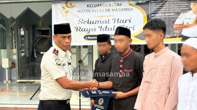 					Kepala Rutan Masamba, Syamsul Bahri Serahkan SK Remisi Kusus Idulfitri kepada WBP. [Foto: Ist/ Humas]