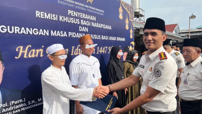 					Kalapas Parepare. Marten Pemberian Remisi Khusus Idulfitri Secara Sibolis Kepada Perwakilan WBP. [Foto: Ist]