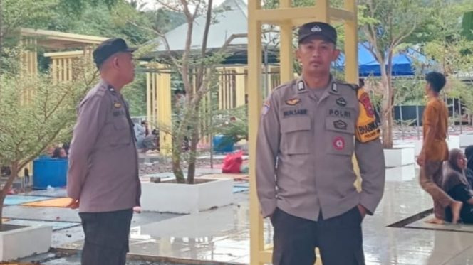					Personel Polsek Sinjai Timur Lakukan Pengamanan di Salah Satu Objek Wisata. [Foto: Ist]