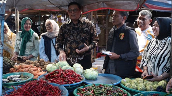 					Direktur Pengawasan Keamanan Pangan pusat, Brigjen Pol Hermawan, bersama tim Satgas Saber Pangan Kabupaten Bulukumba. [Foto: Ist]