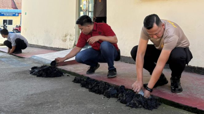 					Kapolres Sinjai, AKBP Jamal Fathur Rakhman Ikut Langsung Kerja Bakti di Lingkungan Kantor. [Foto: Ist]