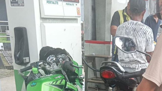 					Antrean Pengendara yang Ingin Mengisi BBM di SPBU Alenangka Sinjai Selatan. [Foto: Ist]