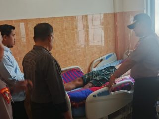 PJU Polres Selayar Menjenguk dan Memberi Semangat Briptu Muhlis di RSUD KH. Hayyung. [Foto: Ist]