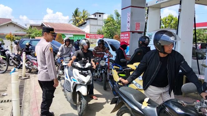 					Kapolsek Sinjai Timur, AKP Muksin Sirajuddin Turun Langsung di Lokasi SPBU Managarabombang Pantau Antrean Pengendara. [Foto: Ist]