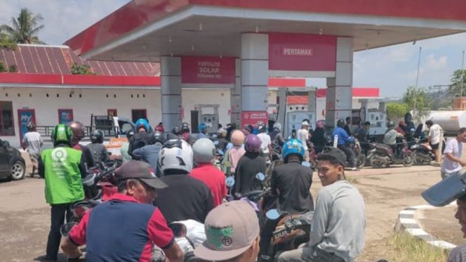 					Antrean Panjang di SPBU Mangarabombang, Sinjai Timur. [Foto: Ist]