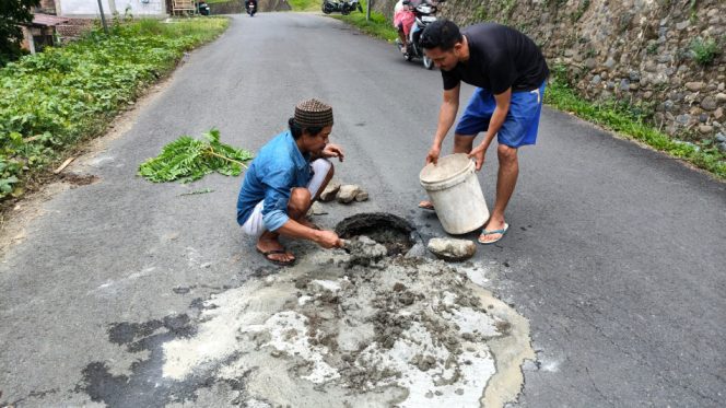 					Warga Lingkungan Batu Pake Gojeng Bergotong Royong Perbaiki Jalan Berlubang. [Foto: Ist]