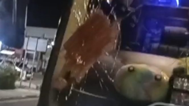 					Kaca Depan Bus Madinah Trnas Pecah Usai Dilempari Batu oleh OTK di Wilayah Kabupaten Wajo. [Foto: Ist]
