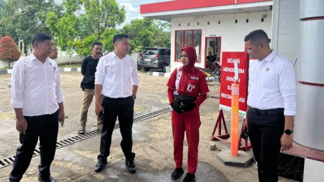 					Unit Tipidter Satreskrim Polres Sinjai Sidak Sejumlah SPBU. [Foto: Ist]
