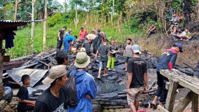 					Rumah Warga Sinjai Barat Bernama Amrin Rata dengan Tanah Usai Terbakar. [Foto: Ist]