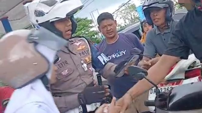 					Personel Lalu Lintas Polres Bulukumba Menemukan Handphone Milik Siswi MAN 2 Bulukumba. [Foto: Ist]