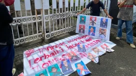 Massa Aksi Aliansi Tonrong Menggugat Coret Foto Anggota DPRD Sinjai. [Foto: Ist]