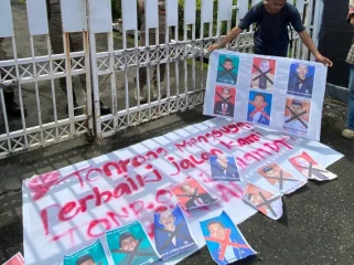 Massa Aksi Aliansi Tonrong Menggugat Coret Foto Anggota DPRD Sinjai. [Foto: Ist]
