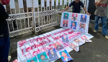 Massa Aksi Aliansi Tonrong Menggugat Coret Foto Anggota DPRD Sinjai. [Foto: Ist]