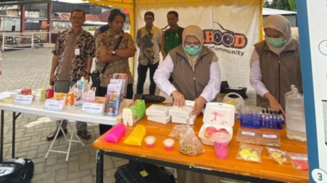 					Dinkes Bulukumba bersama BPOM Lakukan pemeriksaan keamanan pangan di kawasan RCC. [Foto: Ist]