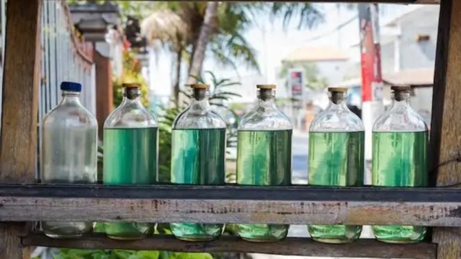 					Bensin Eceran Dijual dalam Botol. [Foto: Freepik.com]