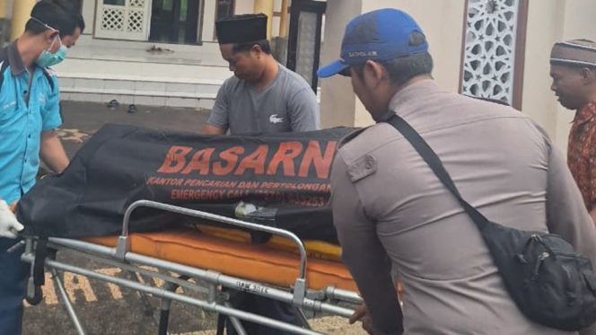 					Persiapan Pemberangkatan Jenazah kemudian Menuju rumah duka di wilayah Lombok Timur untuk diserahkan kepada keluarga. [Foto: Ist/ Humas Polres Sumbawa]