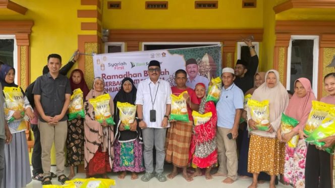 					Anggota DPRD Sulsel, H. Patudangi Azis Berbagi Bantuan Paket Sembako ke Warga Bulukumba dan Sinjai. [Foto: Ist]