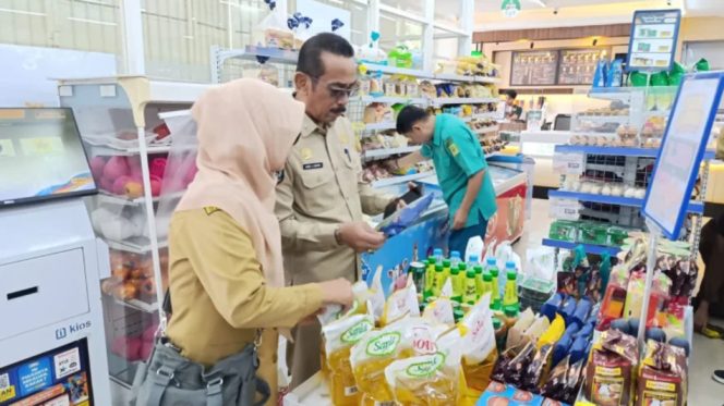 					Tim Terpadu Pemkab Sinjai Sidak Minimarket. [Foto: Ist/ Humas]