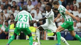 Pemain depan Real Madrid asal Brasil, Vinicius Junior, berebut bola dengan bek Real Betis asal Senegal, Youssouf Sabaly, selama pertandingan sepak bola liga Spanyol antara Real Madrid CF dan Real Betis di stadion Santiago Bernabeu, Madrid, pada 1 September 2024.Thomas COEX / AFP