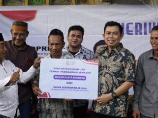 Anggota DPRD Sulsel, Heriwawan Serahkan Bantuan Masjid Darul Ikhtifaq di Kecamatan Tellulimpoe. [Foto: Ist]
