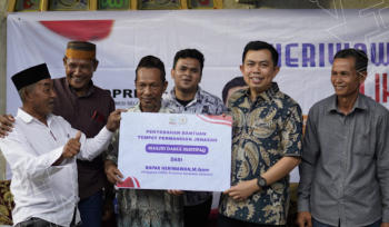 Anggota DPRD Sulsel, Heriwawan Serahkan Bantuan Masjid Darul Ikhtifaq di Kecamatan Tellulimpoe. [Foto: Ist]