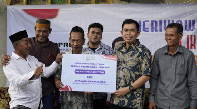 Anggota DPRD Sulsel, Heriwawan Serahkan Bantuan Masjid Darul Ikhtifaq di Kecamatan Tellulimpoe. [Foto: Ist]