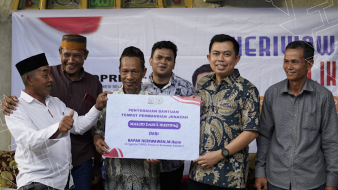 					Anggota DPRD Sulsel, Heriwawan Serahkan Bantuan Masjid Darul Ikhtifaq di Kecamatan Tellulimpoe. [Foto: Ist]