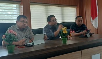 Kepala Dinas Pendidikan Sulsel Iqbal Najamuddin didampingi Plt Sekdis Mustakim, Tim Teknis SPMB Muliyama (dok)