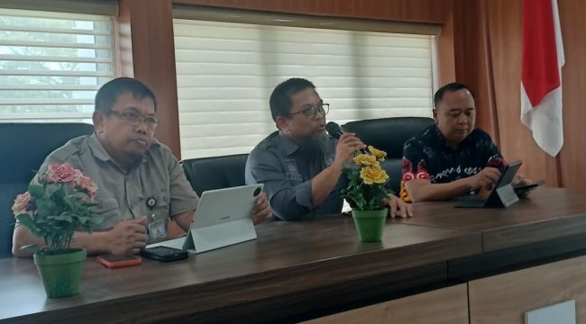 Kepala Dinas Pendidikan Sulsel Iqbal Najamuddin didampingi Plt Sekdis Mustakim, Tim Teknis SPMB Muliyama (dok)
