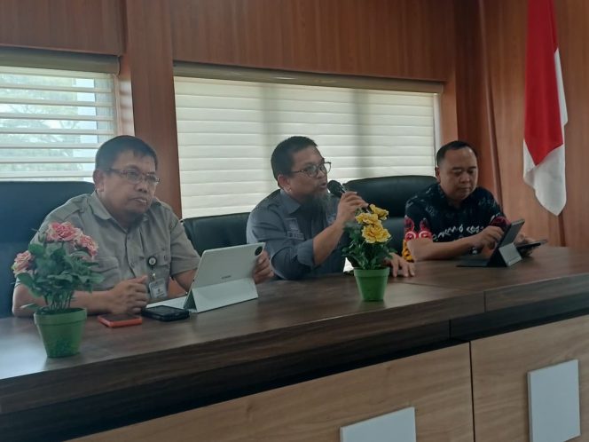 					Kepala Dinas Pendidikan Sulsel Iqbal Najamuddin didampingi Plt Sekdis Mustakim, Tim Teknis SPMB Muliyama (dok)