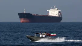 Kapal tanker melintas di Selat Hormuz. Foto: Atta Kenare