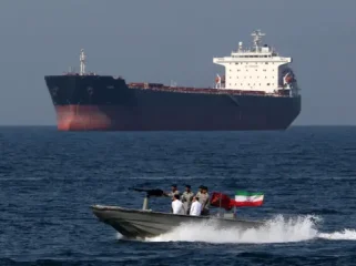 Kapal tanker melintas di Selat Hormuz. Foto: Atta Kenare