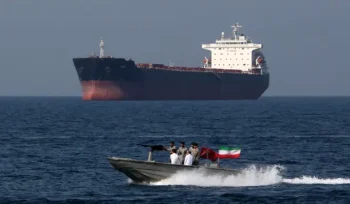 Kapal tanker melintas di Selat Hormuz. Foto: Atta Kenare
