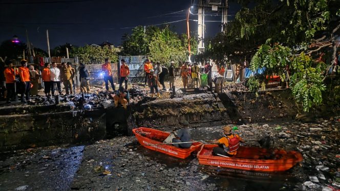 					Tim Gabungan BPBD Makassar bersihkan tumpukan sampah di kanal Karuwisi - Pettarani (dok.)