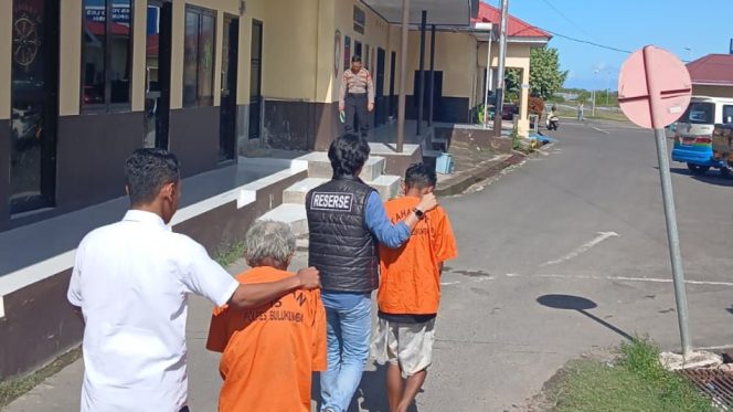 					Kedua Tersangka Pembunuhan Berencana Digelandang ke Sel Tahanan Polres Bulukumba. [Foto: Ist/ Muhammad Irwan]