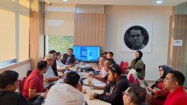 Panitia Mubes IKA Unhas melakukan rapat koordinasi di Sekretariat IKA Unhas lantai III AAS Building, Sabtu (18/4/2026) sore.