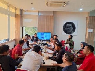 Panitia Mubes IKA Unhas melakukan rapat koordinasi di Sekretariat IKA Unhas lantai III AAS Building, Sabtu (18/4/2026) sore.