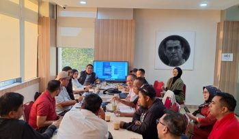 Panitia Mubes IKA Unhas melakukan rapat koordinasi di Sekretariat IKA Unhas lantai III AAS Building, Sabtu (18/4/2026) sore.