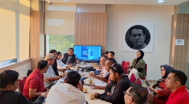Panitia Mubes IKA Unhas melakukan rapat koordinasi di Sekretariat IKA Unhas lantai III AAS Building, Sabtu (18/4/2026) sore.