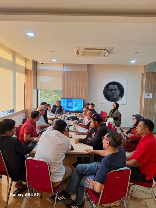 					Panitia Mubes IKA Unhas melakukan rapat koordinasi di Sekretariat IKA Unhas lantai III AAS Building, Sabtu (18/4/2026) sore.