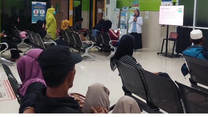 					Penyuluhan Kesehatan kepada masyarakat dalam rangka memperingati Hari Epilepsi Sedunia di Ruang Tunggu Instalasi Rawat Jalan RSUD Sinjai. [Foto: Ist]