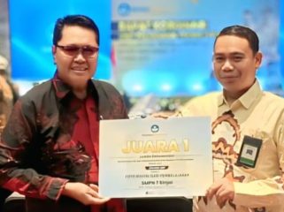 Kepala SMPN 7 Sinjai, Nahiruddin, Menerima Penghargaan Juara 1 Lomba Foto Digitalisasi Pembelajaran 2026. [Foto: Ist]